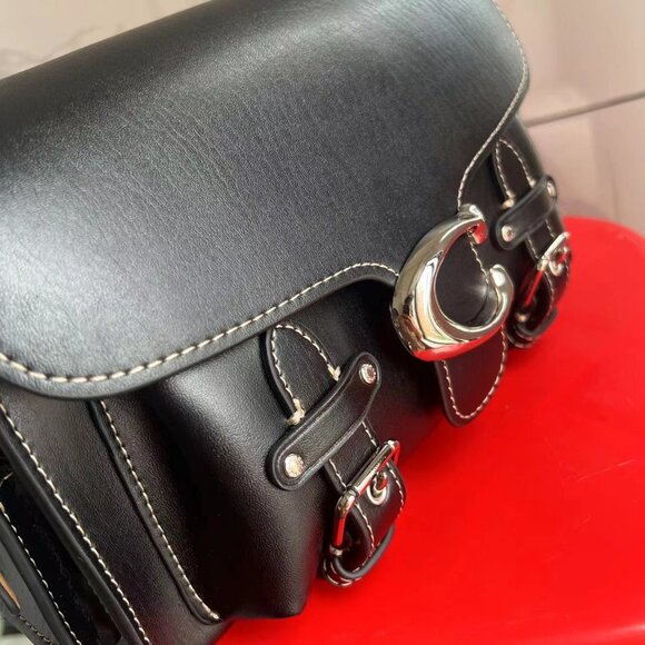 Women's one-shoulder stylish leather Tote bags are versatile
